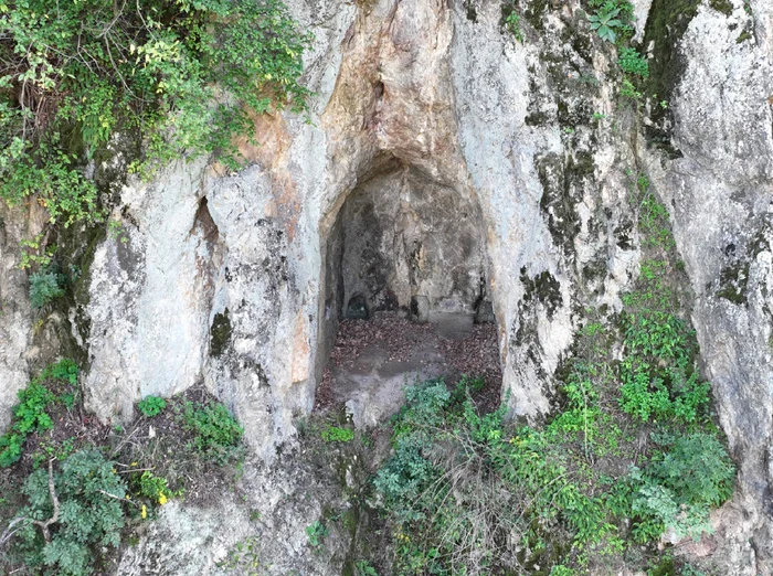 Urmele Drumului Roman săpat în stâncă pe Valea Oltului în Vâlcea Sursă Ovidiu Țentea jpg
