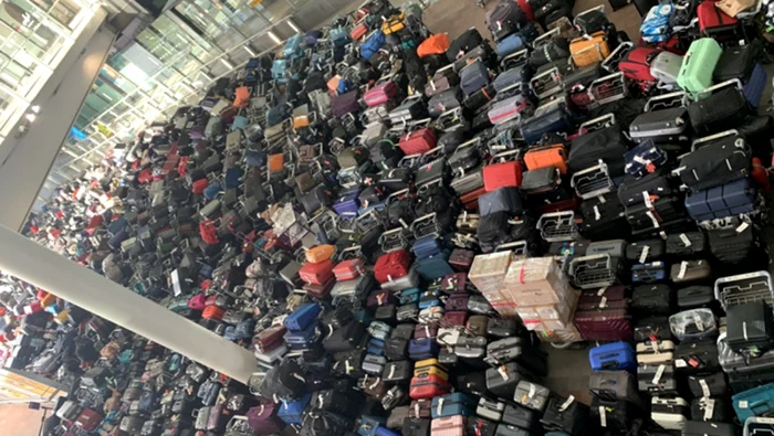 Sute de bagaje într-un aeroport