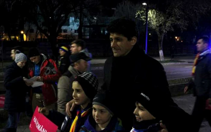 Miodrag Belodedici, alături de cei mai mici dintre suporterii prezenţi la meci. FOTO Ovidiu Cornea