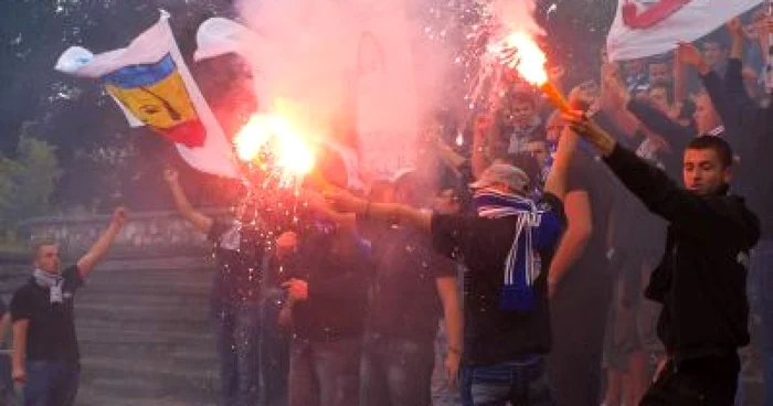 Hunedoara: FOTOGALERIE  Show cu torţe aprinse pe stadionul Michael Klein VIDEO