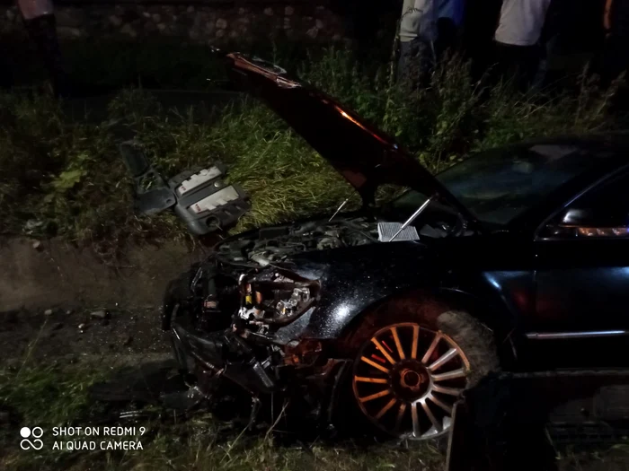 Autoturismul în care se aflau tinerii. FOTO ISU Argeș