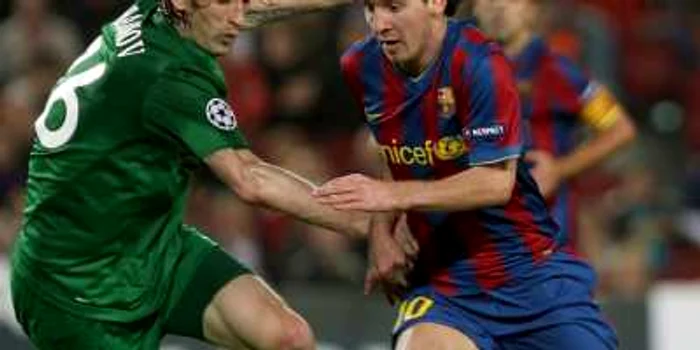 Roman Saronov (stânga), în duel cu Lionel Messi, în Liga Campionilor