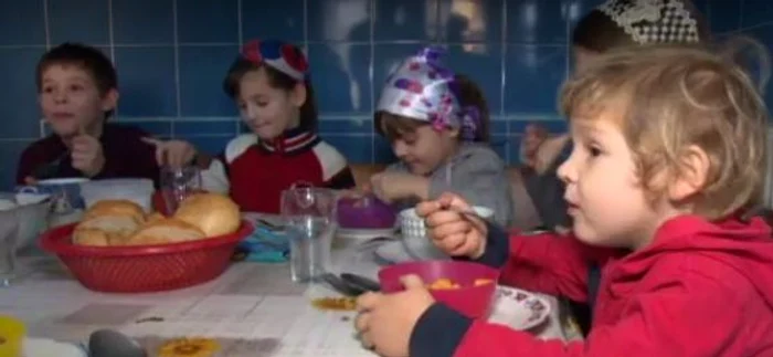 Copiii familiei Văcaru dorm în paturi suprapuse