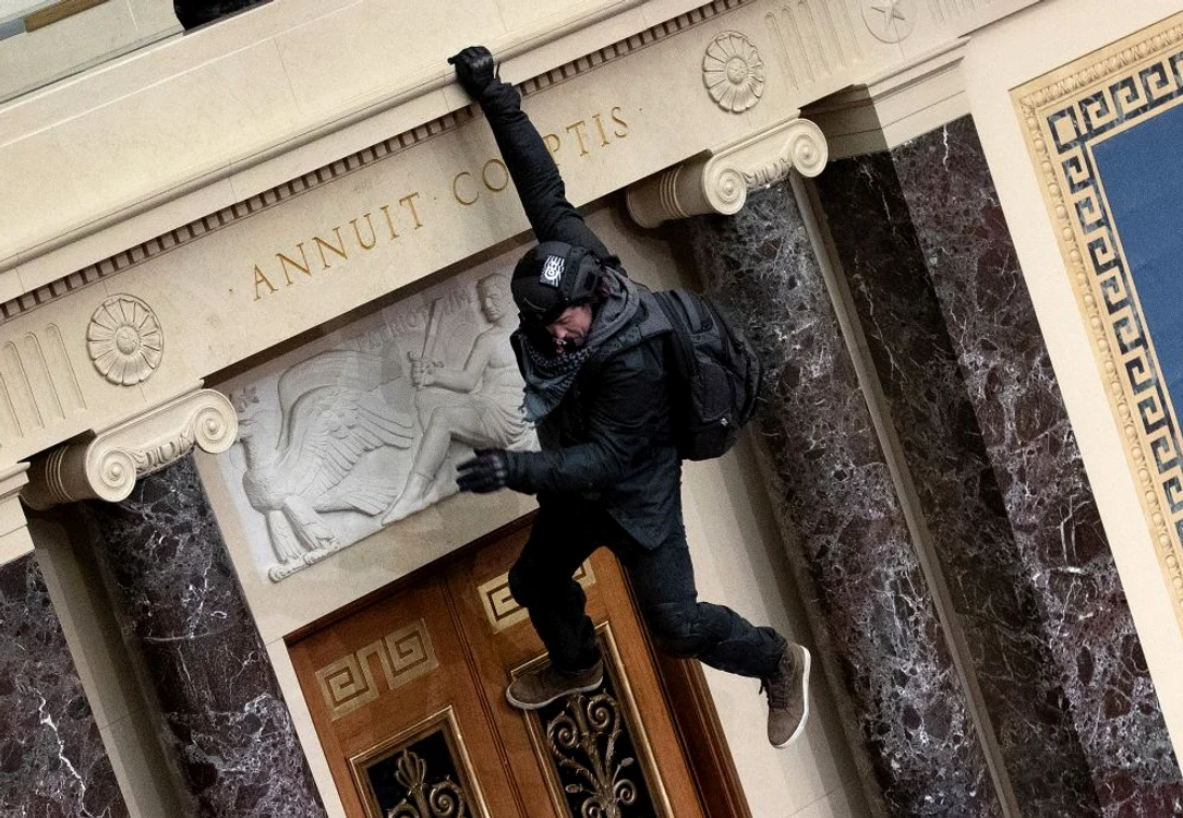Susținătorii lui Trump, o gașcă de golani care au vandalizat clădirea Congresului, simbolul democrației nu numai în SUA, ci și în lume 