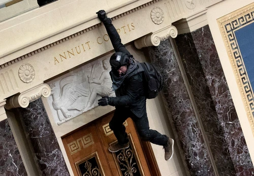 Susținătorii lui Trump, o gașcă de golani care au vandalizat clădirea Congresului, simbolul democrației nu numai în SUA, ci și în lume