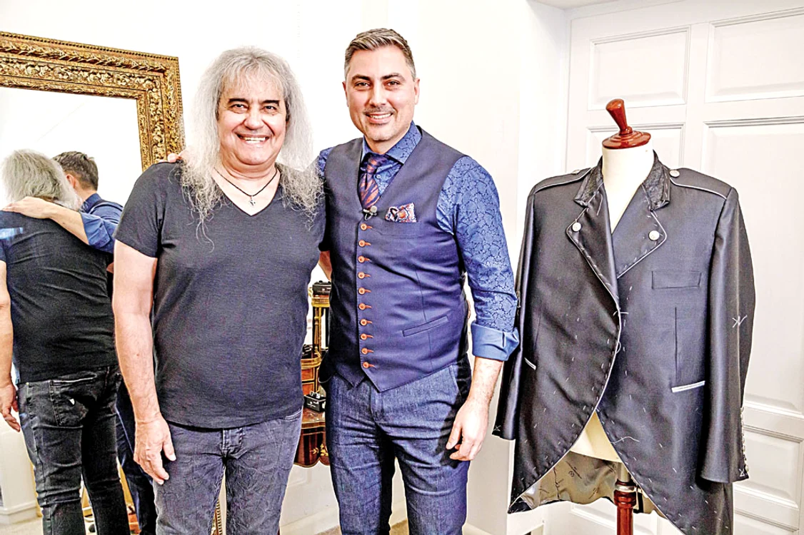 
    La probele de costum,  alături de celebrul designer  Alexandru Ciucu   