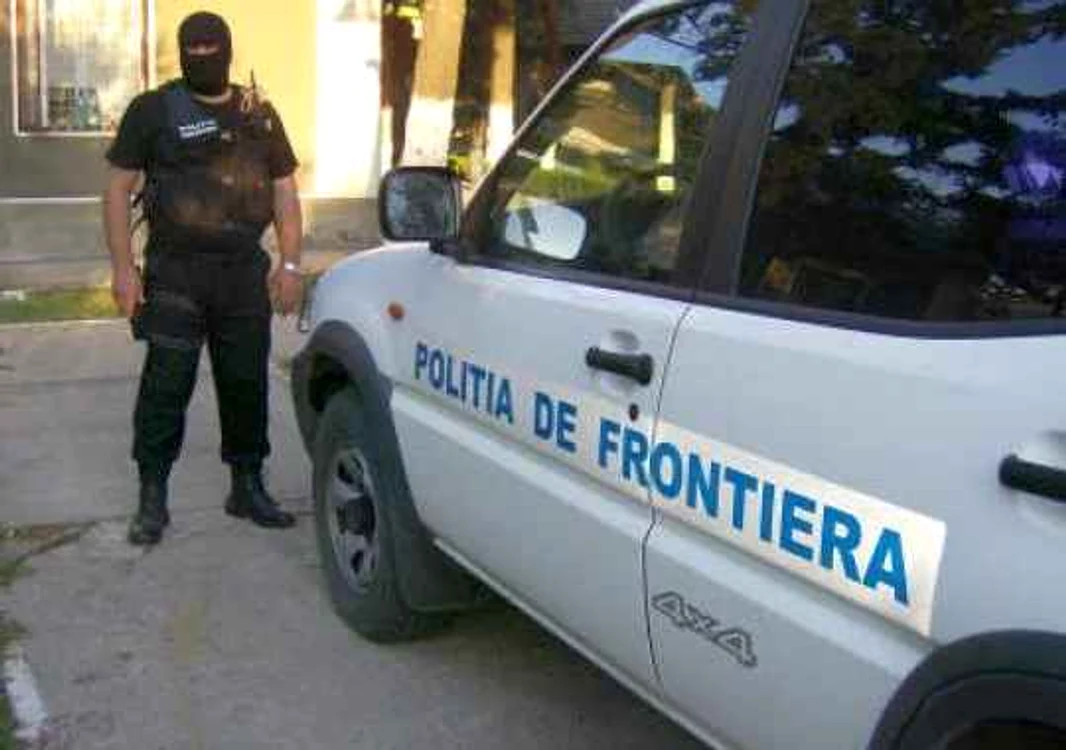 Poliţiştii de frontieră i-au arestat pe cei trei suspecţi pentru 29 de zile. (Foto arhivă)