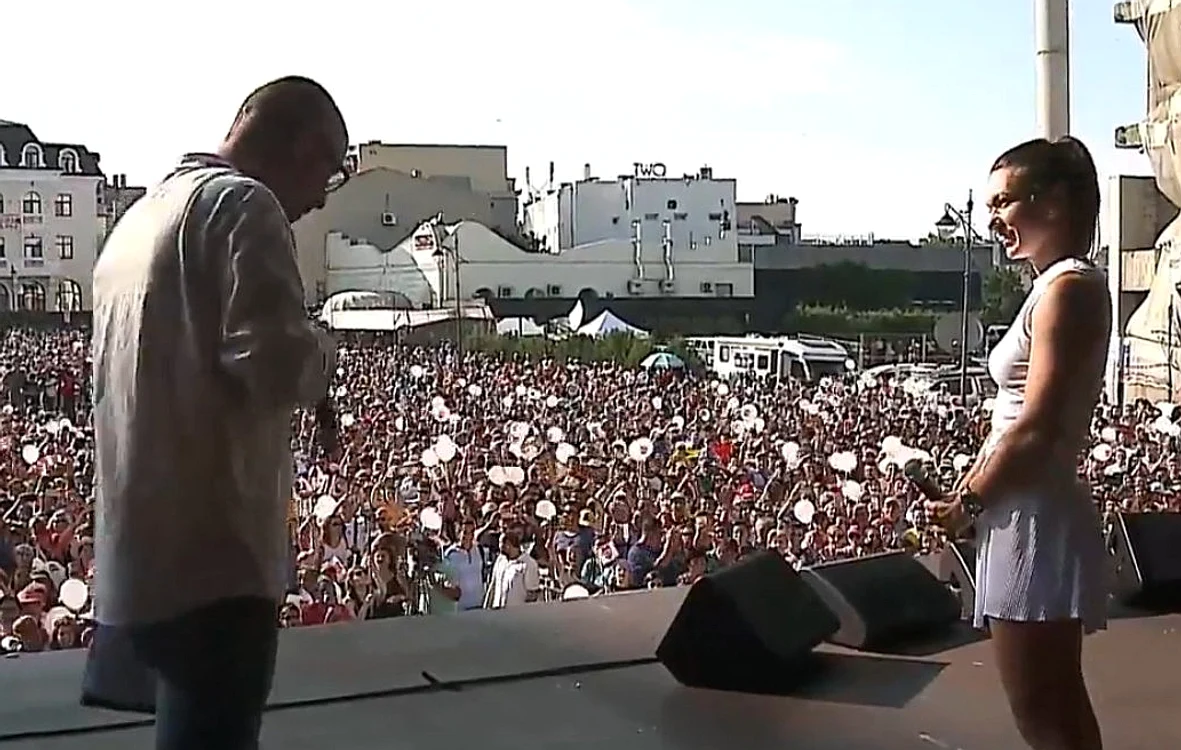 
    Mii de oameni, constănțeni sau turiști, au ținut să se întâlnească cu Simona Halep în Piața OvidiuCaptură video  