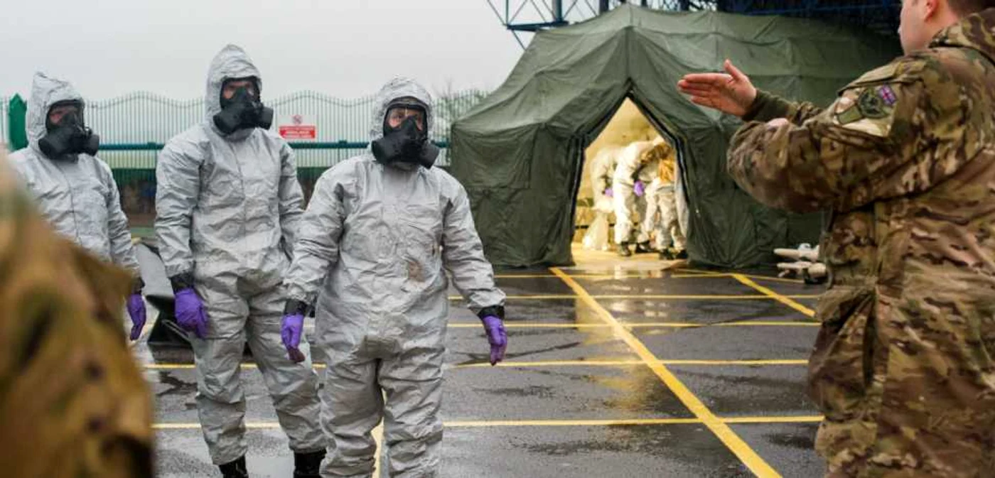 Membri ai echipei de interventie in cazul otravirii fostului spion rus Serghei Skripal in Marea Britanie FOTO EPA-EFE