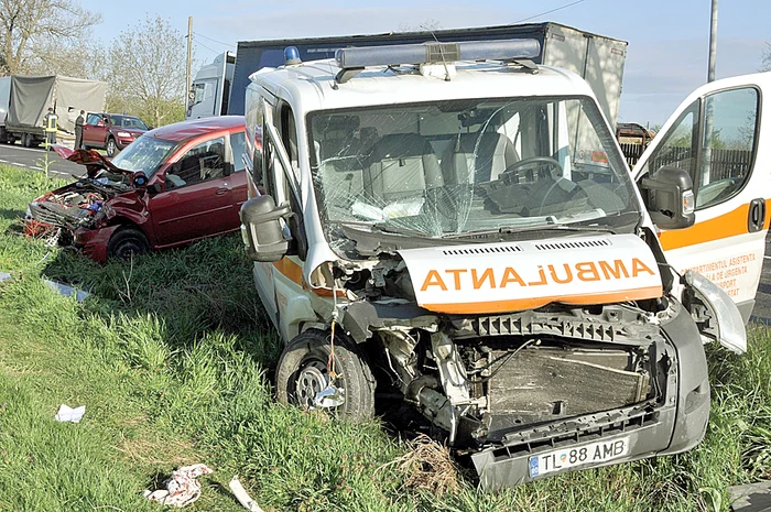 
    Ambulanţa a fost proiectată pe contrasens de un tir  