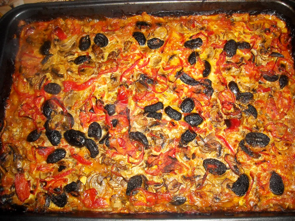 
    Tartă cu legume şi cârnăciori  