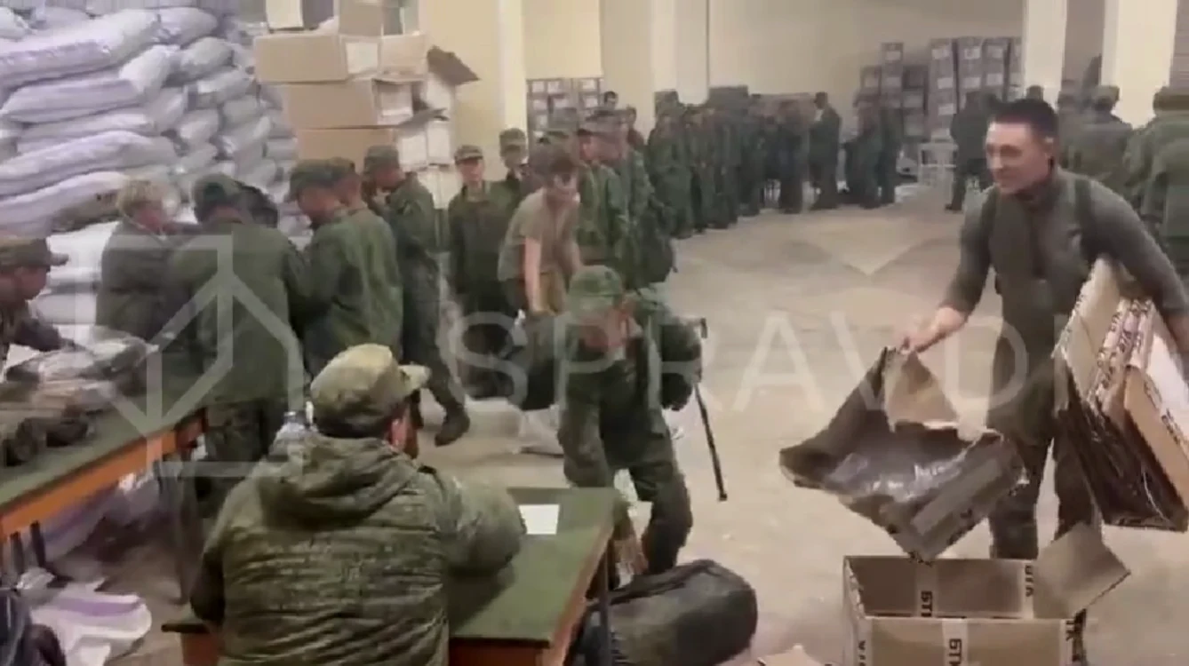Soldați nord-coreeni stau la coadă pentru a prelua uniforme FOTO Captură Video via Kyiv Independent