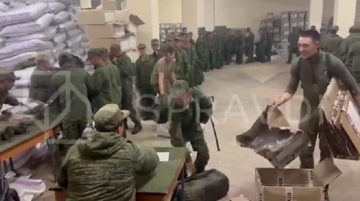 Soldați nord-coreeni stau la coadă pentru a prelua uniforme FOTO Captură Video via Kyiv Independent