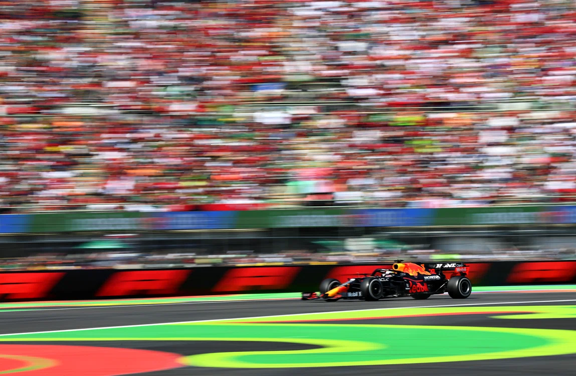 
    Max Verstappen s-a detașat în fruntea cursei după primul virajFoto: EPA-EFE  