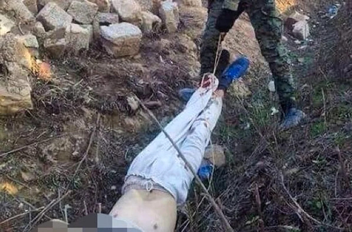 Prizonier ISIS târât de picioare