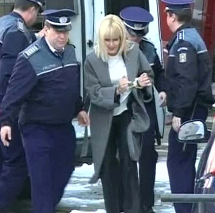 Semnul rău care a prevestit arestarea Elenei Udrea: a alunecat pe gheață la coborârea din duba polițiieiFoto: Captură Youtube