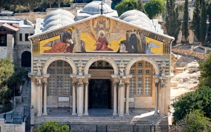 Biserica Tuturor Naţiunilor din Grădina Gethsimani s-a umplut, vineri, de fum FOTO: WAFA