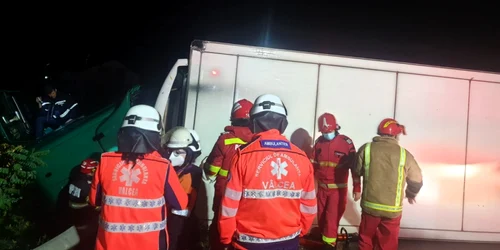 Accident mortal pe Valea Oltului pe şoseaua de centură a staţiunii Călimăneşti - TIR răsturnat cu cabina suspendată Foto Adevărul 
