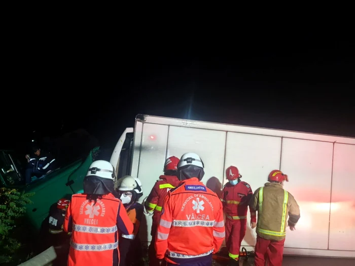 Accident mortal pe Valea Oltului pe şoseaua de centură a staţiunii Călimăneşti - TIR răsturnat cu cabina suspendată Foto Adevărul