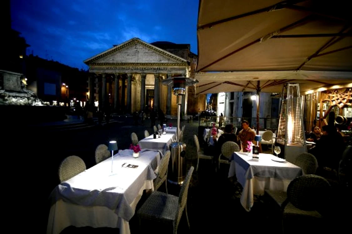 
    Marea parte a Italiei e în zona galben, iar restricţiile au fost relaxate. 4 regiuni au fost însă închisefoto: AFP  