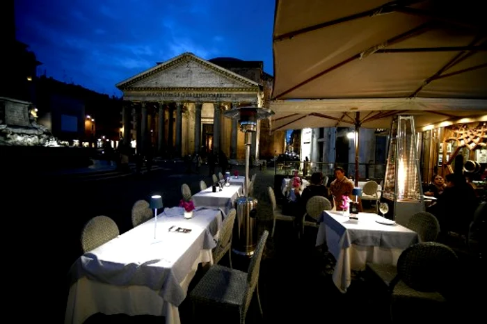
    Marea parte a Italiei e în zona galben, iar restricţiile au fost relaxate. 4 regiuni au fost însă închisefoto: AFP  
