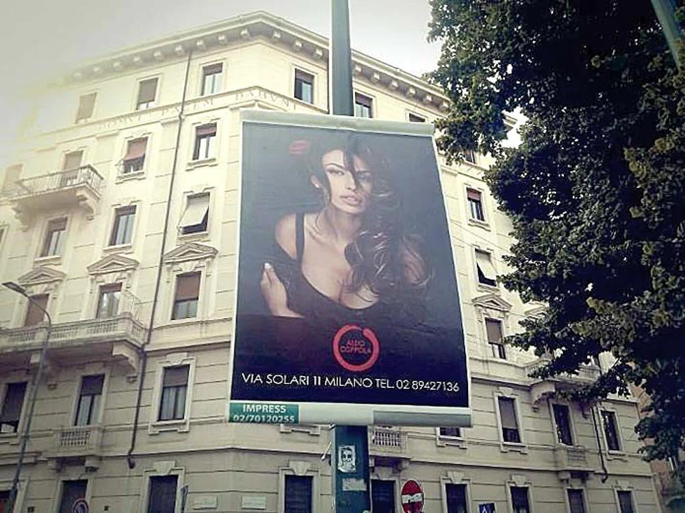 Mădălina Ghenea – Milano. Şi în intersecţiile din Milano o găsim  pe olteancă, făcând reclamă  la salonul de coafură Aldo Coppola