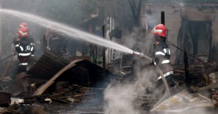 Flăcările au fost stinse în două ore de pompieri (foto arhiva)