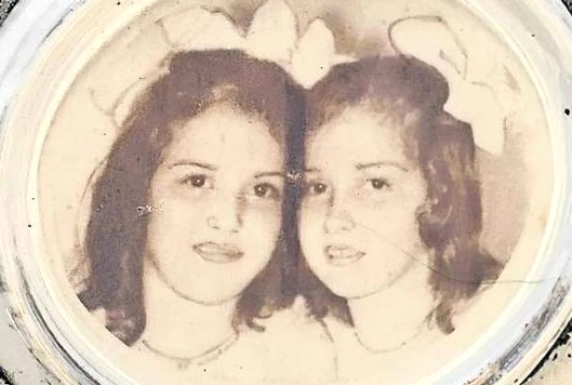 Camelia și Adriana, surorile mai mari ale Oanei Zăvoranu, au murit sub dărâmăturile blocului Casata, din zona Piața Romană, care s-a prăbușit în urma seismului din 1977. Gemenele aveau 9 ani și jumătate