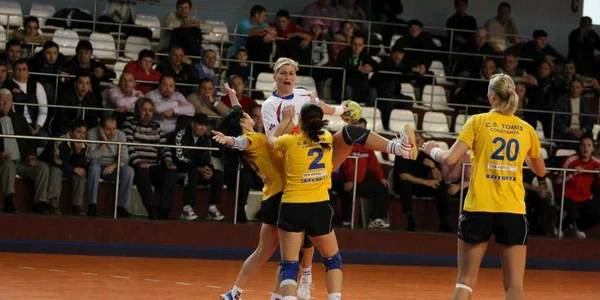 Cătălina Cioaric (în tricou alb), extrema dreaptă de la HC Oţelul