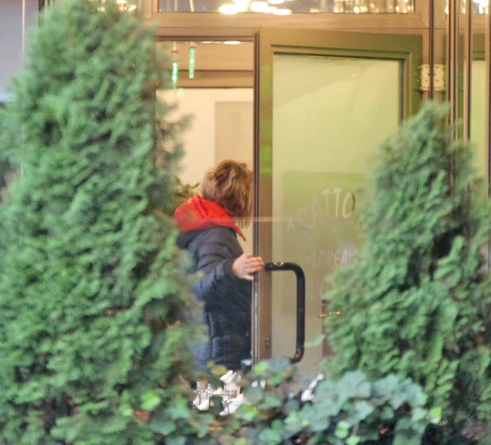 Intră în restaurant, unde deja o aştepta iubitul