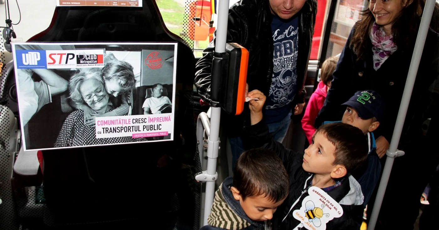 Copiii au învăţat cum să valideze un bilet în autobuz