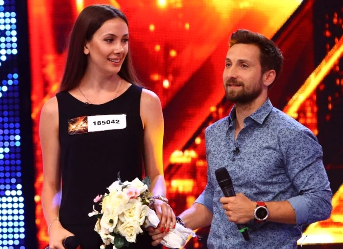 
    Dani Oţil a venit cu flori la "întâlnirea" cu tânăra studentăFoto: Antena 1  