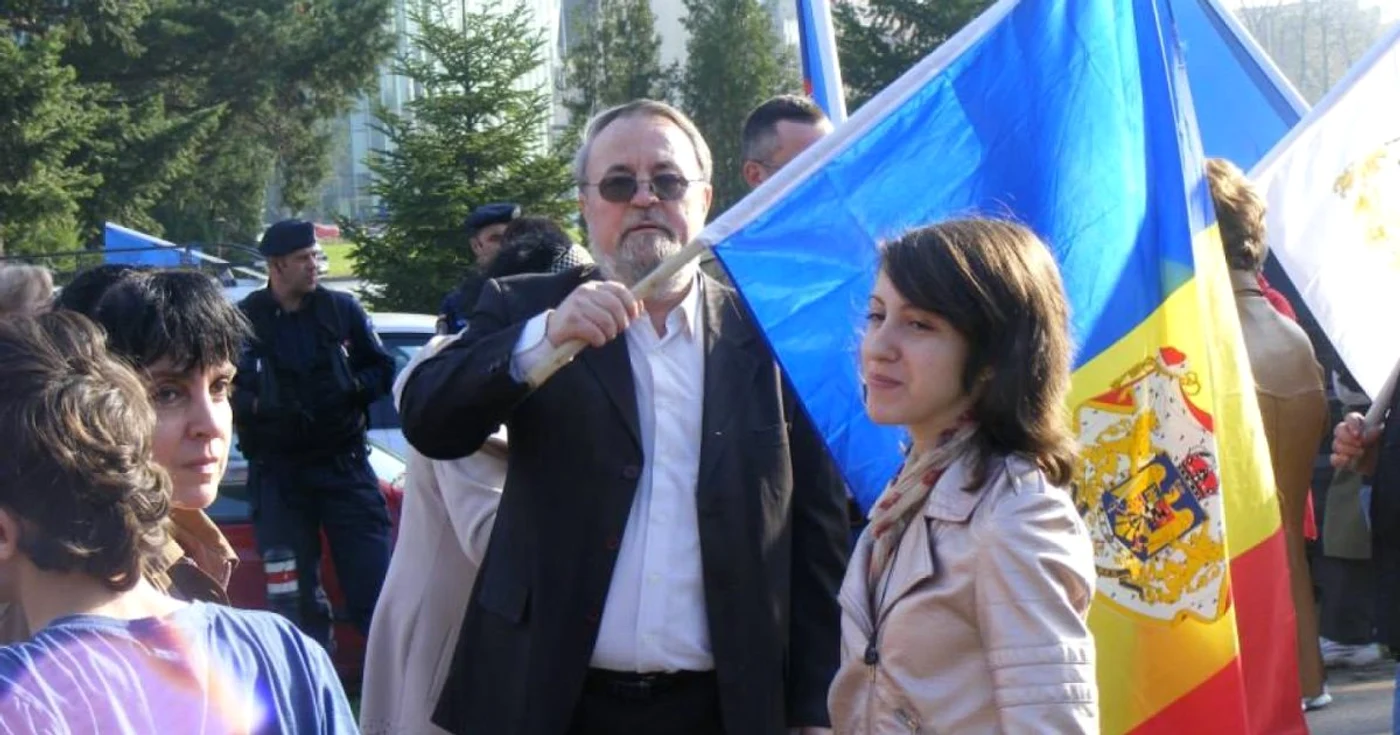 Iona Furtună (în centrul imaginii) la un miting monarhist FOTO Colecţia personală
