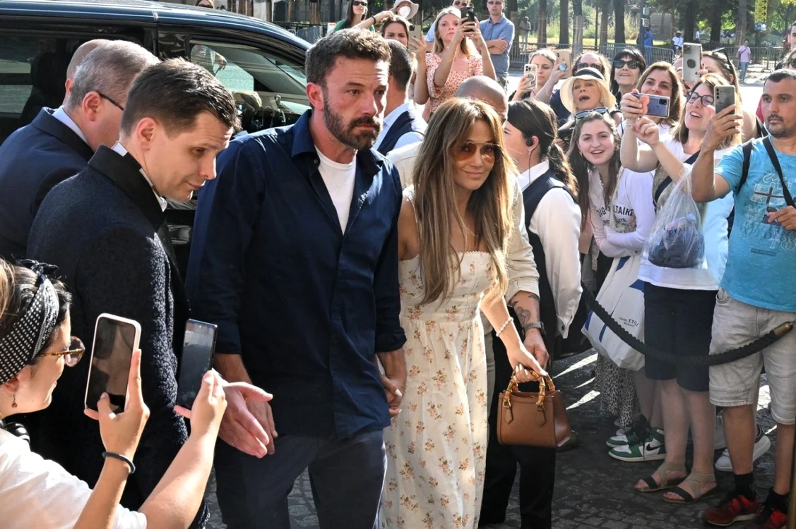 Ben Affleck şi Jennifer Lopez la Paris. Foto: Profimedia