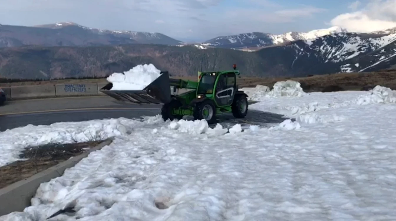 Zăpada este tot mai mare pe măsură ce măsură ce se înaintează pe Transalpina       Foto: CNAIR