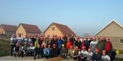 Voluntarii construiesc locuinţe