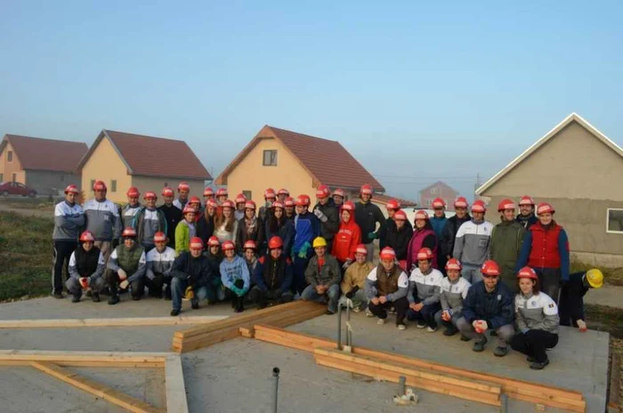 Voluntarii construiesc locuinţe