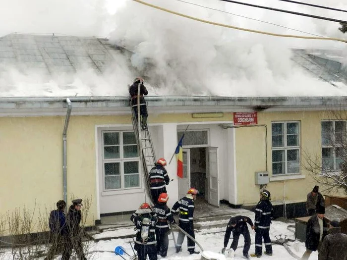 
    Focul a pornit din biroul de la contabilitate (foto: Arhivă)  
