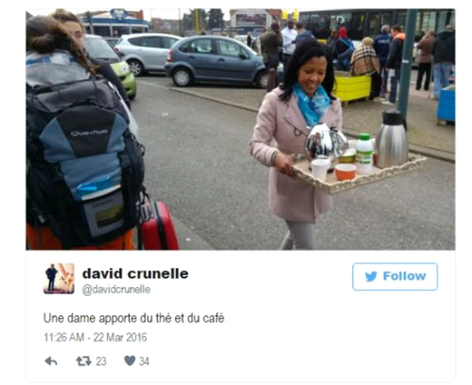 Imagine emoționantă: O femeie le aduce băuturi oamenilor evacuați de pe aeroport