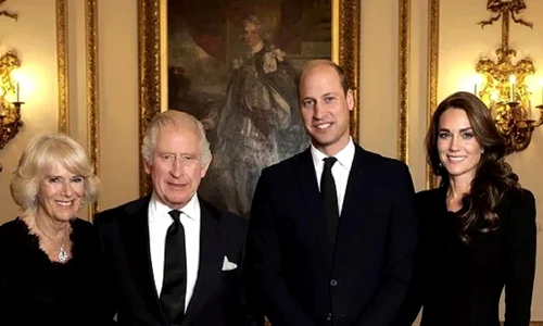 Kate, William, Charles și Camilla sobri, în negru jpg
