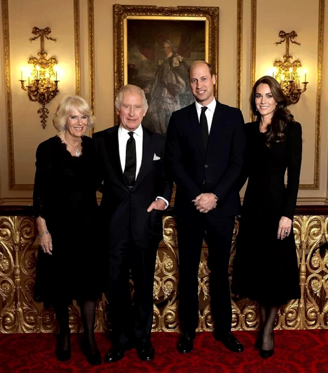 Kate, William, Charles și Camilla sobri, în negru jpg