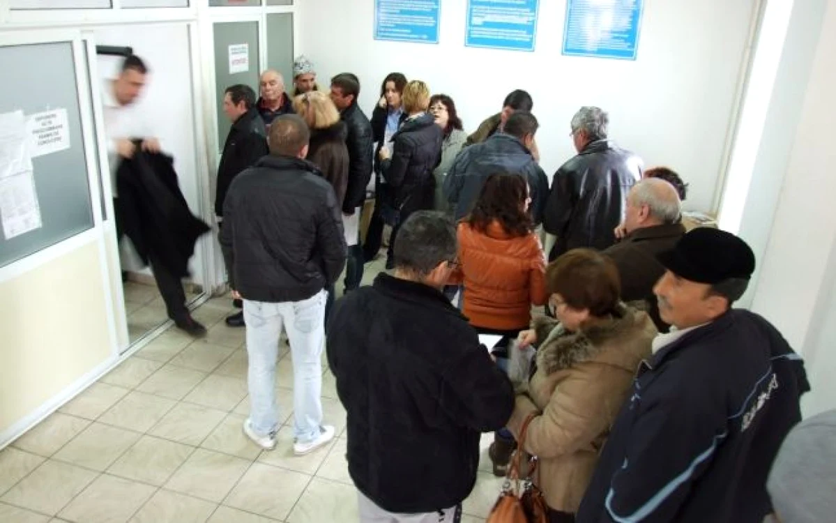 Coadă pentru noile permise. Foto Adevărul