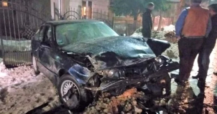Maşina s-a oprit în pretele unei case Sursa foto: vasiledale.ro