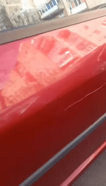 Mașina unei polițiste, vandalizată în fața blocului. Soțul ei este proprietar al unei cunoscute spălătorii auto