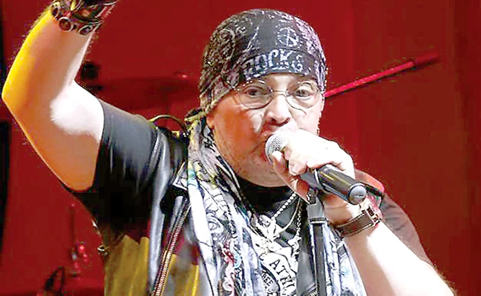 
    Leo, bolnav de cancer,   continuă să cânte, deși  se află sub tratament    