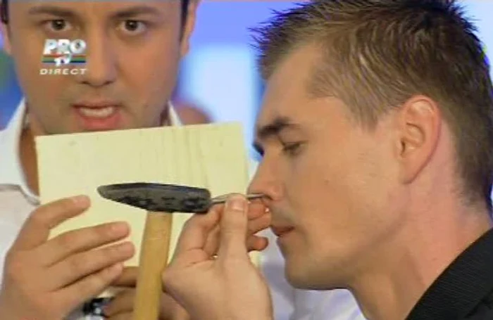 
    Cristian Gog şi-a bătut un cui în nas (Foto: captură video Pro TV)  