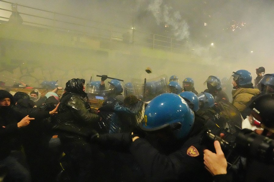 Violențe la Milano, după deschiderea Jocurilor Olimpice: tunuri cu apă în confruntările violente între protestatari și poliție 