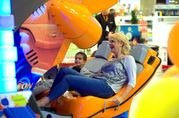 Iuliana Marciuc şi fiul ei, David, s-au distrat la mall.