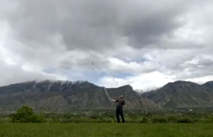 
    Bărbatul avea la el un „băț” pentru selfie atunci când a muritfoto: captură video  