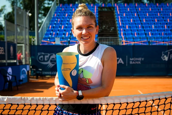 Halep, cu trofeul de la Prague Open. FOTO: WTA Twitter